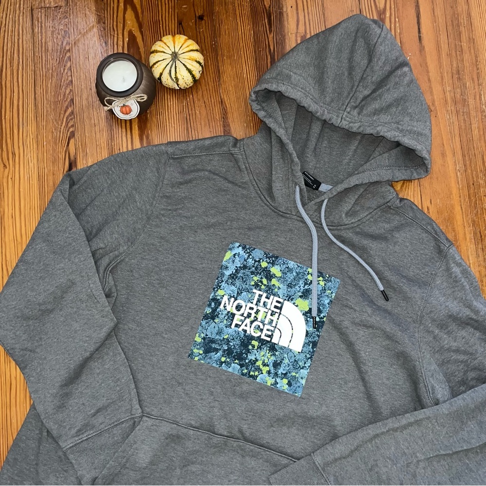 The North Face // NWOT // men’s printed box long-sleeve hoodie